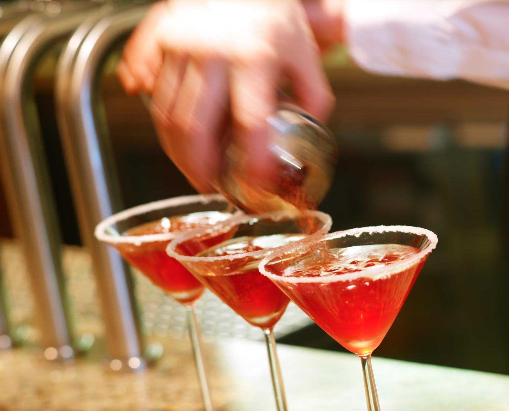 Aghadoe Heights Hotel & Spa Killarney Dış mekan fotoğraf A bartender seasoning a cocktail rim with a lemon wheel