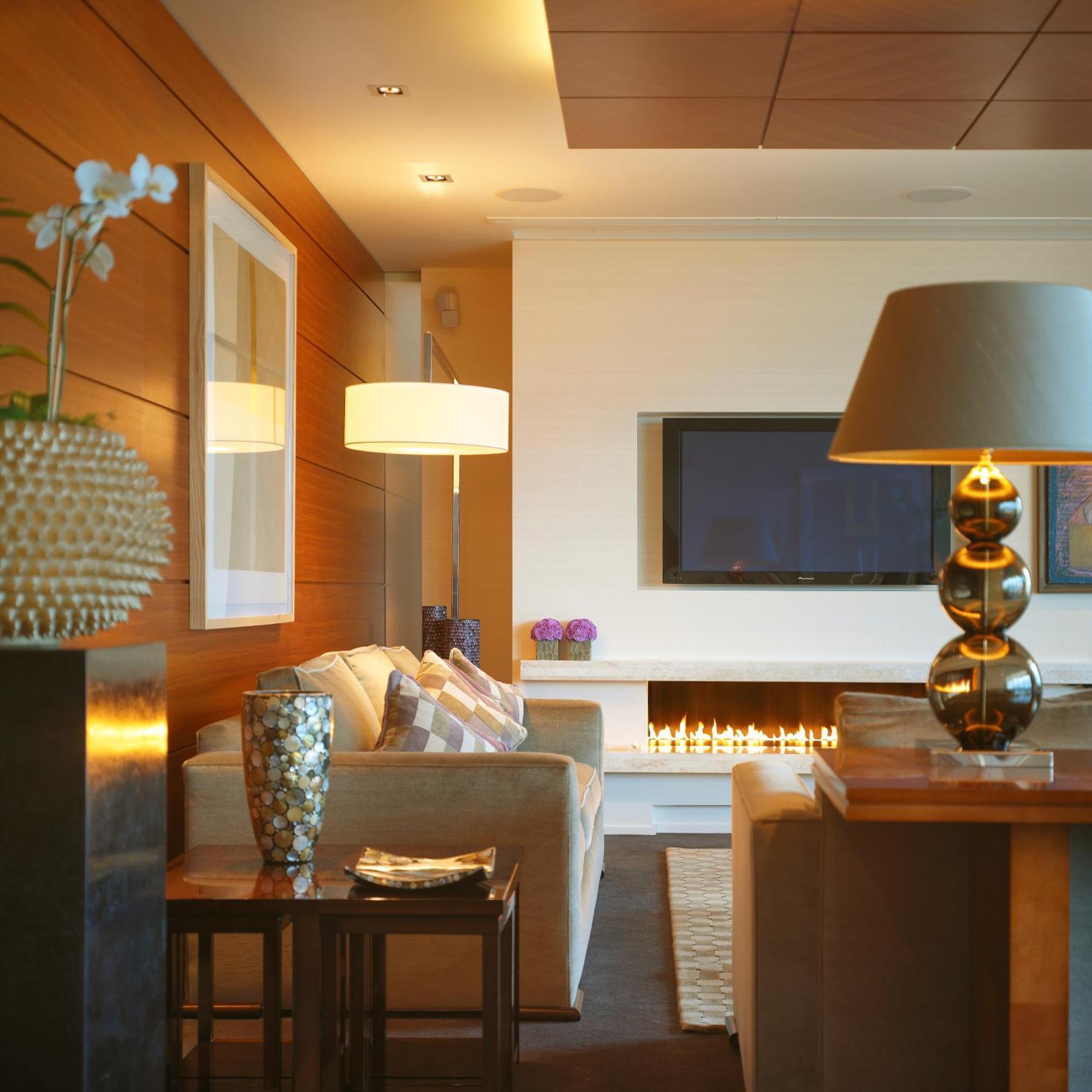 Aghadoe Heights Hotel & Spa Killarney Oda fotoğraf A living room with a fireplace