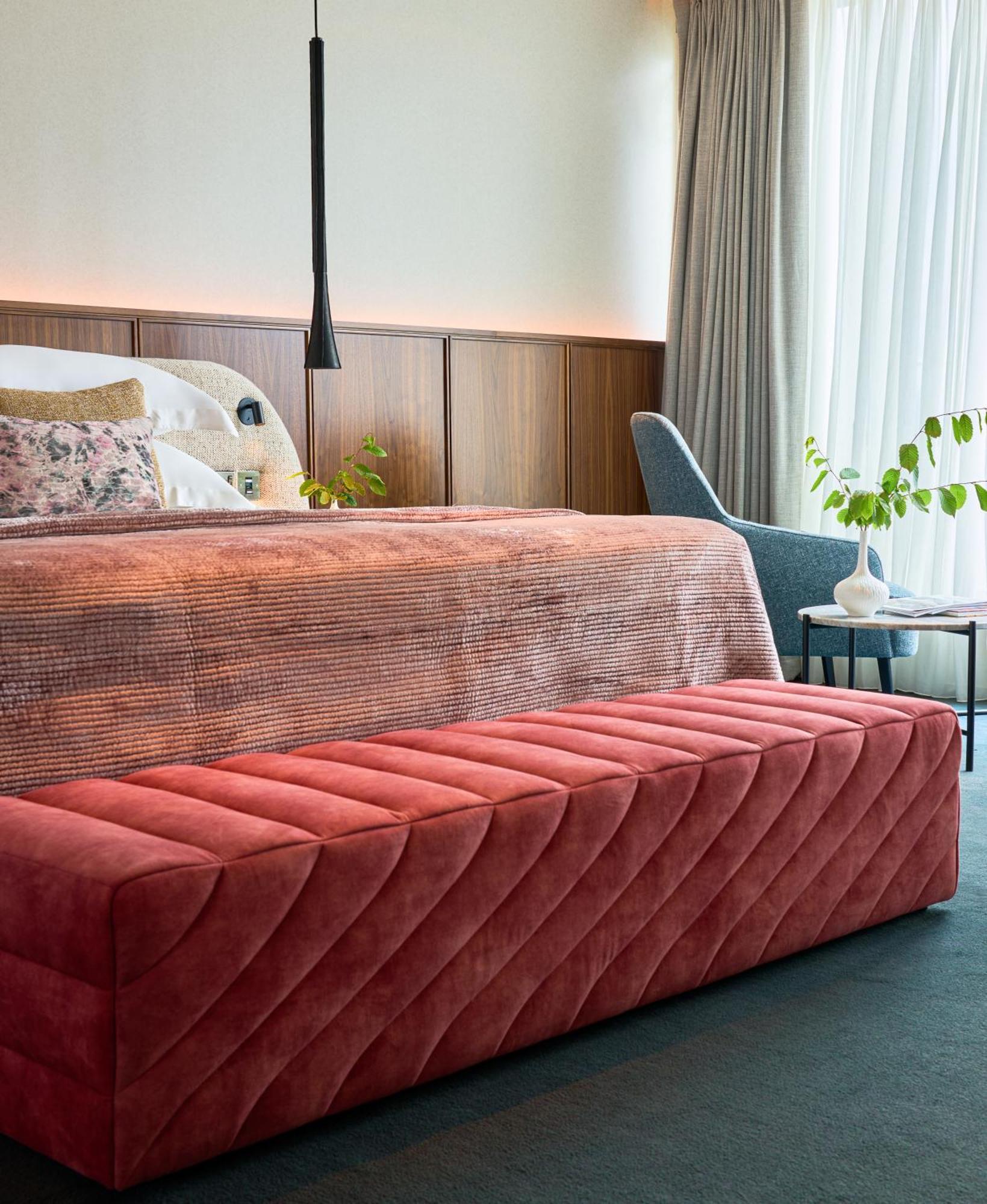 Aghadoe Heights Hotel & Spa Killarney Dış mekan fotoğraf A bench in a bedroom